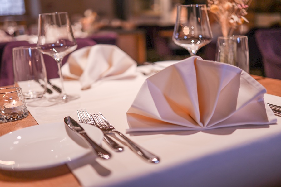 Schwarzer-Loewen-Restaurant-Tisch